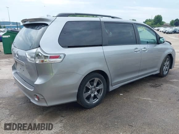 ✅ 2018 Toyota Sienna SE • VIN: 5TDXZ3DC1JS919062 • Lot: 42790530. Listed on IAAI with 107,040 mi. Free auction sales archive from the USA and detailed vehicle history report at DreamBid. Image 4.