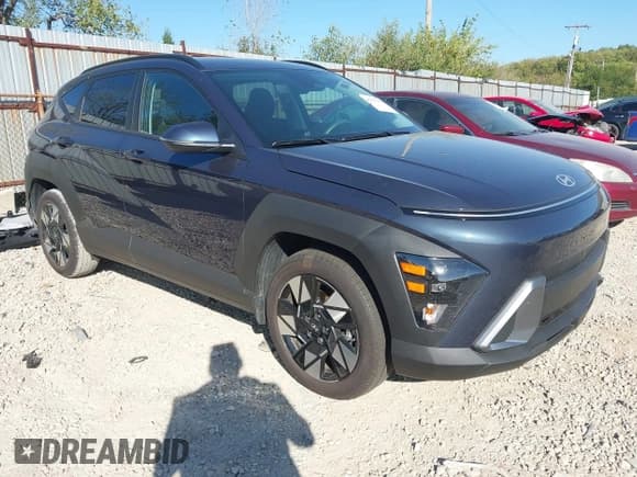 ✅ 2025 Hyundai Kona SEL • VIN: KM8HB3AB3SU261869 • Lot: 43357177. Wystawiony na IAAI z przebiegiem 7 894 mil. Bezpłatny archiwum sprzedaży aukcyjnych z USA i szczegółowy raport historii pojazdu na DreamBid. Zdjęcie 1.