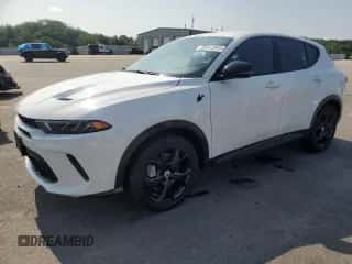 2024 Dodge Hornet R/T z VIN ZACPDFCW1R3A28930, wystawiony jako Copart lot #64936655 z przebiegiem 22 145 mil mil oraz Czysty tytuł • Clean title. Historia ofert i sprzedaży dostępna na DreamBid. Obrazek 1.