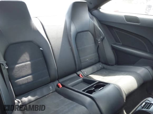 ✅ 2015 Mercedes-Benz C 250 • VIN: WDDGJ4HB0FG363591 • Lot: 43072188. Wystawiony na IAAI z przebiegiem 113 831 mil. Bezpłatny archiwum sprzedaży aukcyjnych z USA i szczegółowy raport historii pojazdu na DreamBid. Zdjęcie 8.