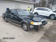 ✅ 2001 Lincoln Town Car Signature • VIN: 1LNHM82W91Y658583 • Lot: 43680843. Wystawiony na IAAI z przebiegiem 98 445 mil. Bezpłatny archiwum sprzedaży aukcyjnych z USA i szczegółowy raport historii pojazdu na DreamBid. Zdjęcie 1.