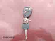 1999 Chevrolet Silverado 1500 LS z VIN 1GCEC14V0XZ164153, wystawiony jako IAAI lot #43562553 z przebiegiem 282 396 mil mil oraz . Historia ofert i sprzedaży dostępna na DreamBid. Obrazek 11.