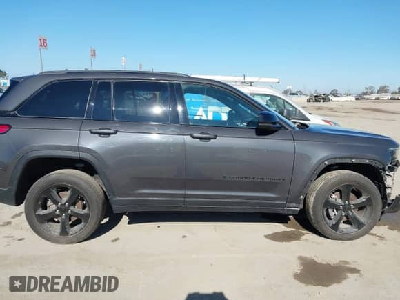 2023 Jeep Grand Cherokee Altitude z VIN 1C4RJHAG7PC545975, wystawiony jako IAAI lot #42183342 z przebiegiem 21 836 mil mil oraz . Historia ofert i sprzedaży dostępna na DreamBid. Obrazek 14.