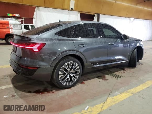 ✅ 2024 Audi Q8 e-tron Sportback S line Premium Plus • VIN: WA1CAAGE7RB036295 • Lot: 58758625. Wystawiony na Copart z przebiegiem 18 149 mil. Bezpłatny archiwum sprzedaży aukcyjnych z USA i szczegółowy raport historii pojazdu na DreamBid. Zdjęcie 3.