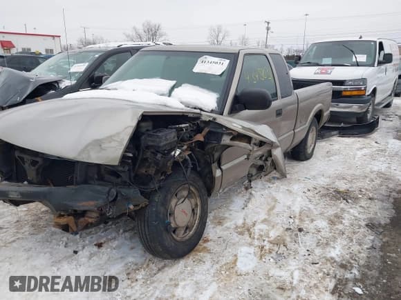 ✅ 2003 GMC Sonoma SLS • VIN: 1GTCS19X738237992 • Lot: 41345031. Wystawiony na IAAI z przebiegiem 154 597 mil. Bezpłatny archiwum sprzedaży aukcyjnych z USA i szczegółowy raport historii pojazdu na DreamBid. Zdjęcie 2.