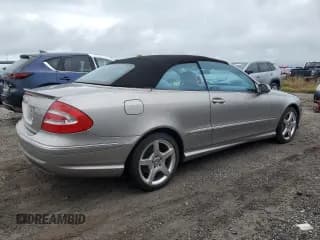 ✅ 2005 Mercedes-Benz CLK 500 • VIN: WDBTK75G35T044178 • Lot: 73940824. Wystawiony na Copart z przebiegiem Nie podano. Bezpłatny archiwum sprzedaży aukcyjnych z USA i szczegółowy raport historii pojazdu na DreamBid. Zdjęcie 3.