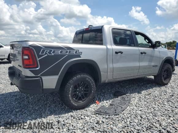 2025 Ram 1500 Rebel z VIN 1C6SRFLP5SN521500, wystawiony jako Copart lot #67063795 z przebiegiem 15 845 mil mil oraz Szkoda całkowita • Salvage title. Historia ofert i sprzedaży dostępna na DreamBid. Obrazek 3.