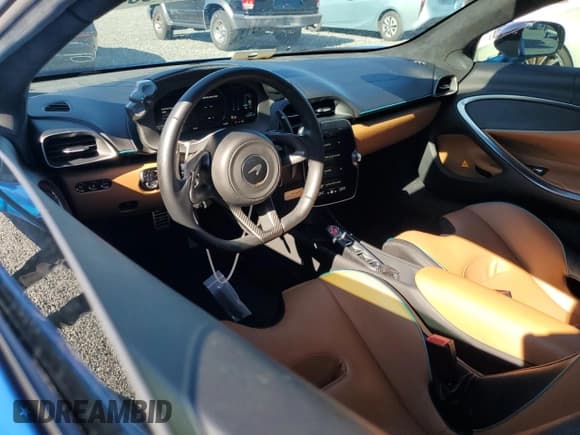 ✅ 2023 McLaren Artura • VIN: SBM16AEA2PW001739 • Lot: 81910384. Wystawiony na Copart z przebiegiem 3 871 mil. Bezpłatny archiwum sprzedaży aukcyjnych z USA i szczegółowy raport historii pojazdu na DreamBid. Zdjęcie 8.