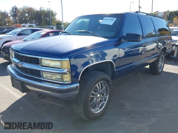 ✅ 1998 Chevrolet Suburban • VIN: 3GNFK16R5WG123384 • Lot: 43469980. Listed on IAAI with 204,196 mi. Free auction sales archive from the USA and detailed vehicle history report at DreamBid. Image 2.