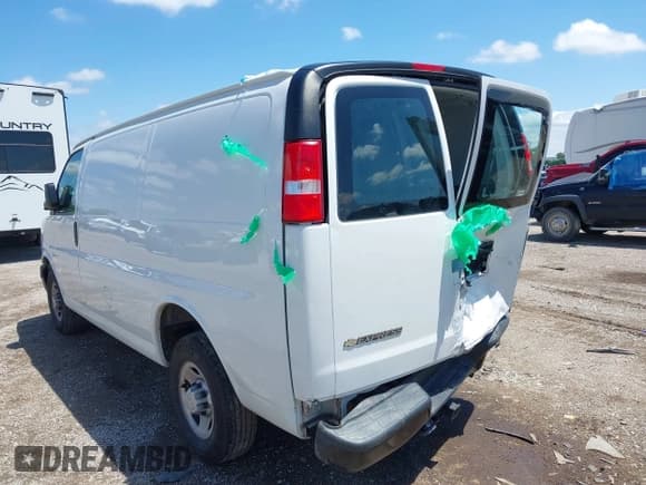 ✅ 2019 Chevrolet Express Cargo • VIN: 1GCWGAFP6K1368910 • Lot: 42194961. Wystawiony na IAAI z przebiegiem 69 359 mil. Bezpłatny archiwum sprzedaży aukcyjnych z USA i szczegółowy raport historii pojazdu na DreamBid. Zdjęcie 3.