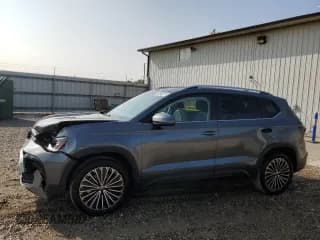 ✅ 2025 Volkswagen Taos SE • VIN: 3VVSC7B20SM006308 • Лот: 71637845. Опубликован ранее на Copart с пробегом 10 739 миль. Бесплатный доступ к архиву аукционных продаж из США и подробный отчёт об истории автомобиля на DreamBid. Изображение 1.
