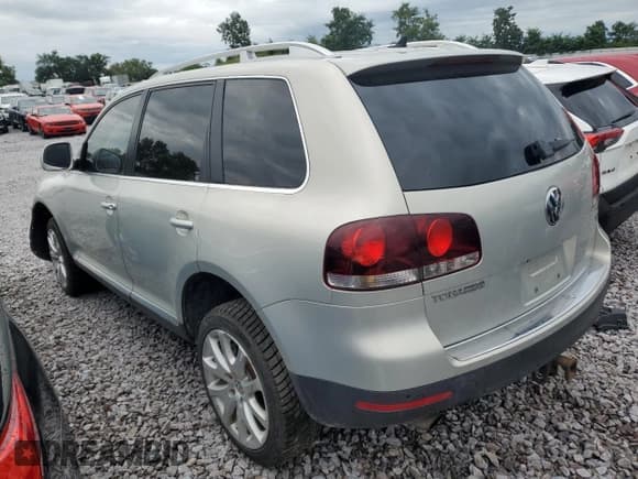 ✅ 2010 Volkswagen Touareg V6 • VIN: WVGFK7A95AD002181 • Lot: 70888725. Wystawiony na Copart z przebiegiem 135 622 mil. Bezpłatny archiwum sprzedaży aukcyjnych z USA i szczegółowy raport historii pojazdu na DreamBid. Zdjęcie 2.