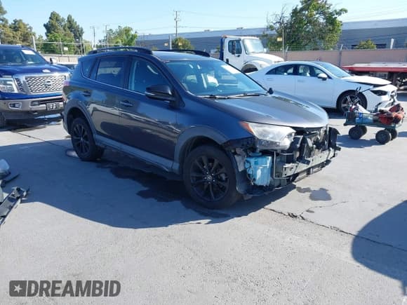 ✅ 2018 Toyota RAV4 XLE • VIN: 2T3RFREV4JW743546 • Lot: 42302901. Wystawiony na IAAI z przebiegiem 105 067 mil. Bezpłatny archiwum sprzedaży aukcyjnych z USA i szczegółowy raport historii pojazdu na DreamBid. Zdjęcie 1.