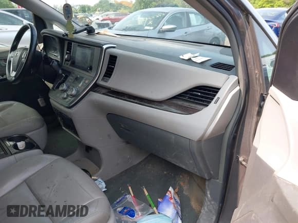 ✅ 2017 Toyota Sienna XLE Auto Access Seat • VIN: 5TDYZ3DC0HS864831 • Lot: 42380975. Listed on IAAI with 116,556 mi. Free auction sales archive from the USA and detailed vehicle history report at DreamBid. Image 5.