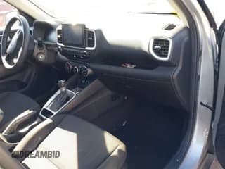 ✅ 2023 Hyundai Venue Essential • VIN: KMHRB8A33PU210678 • Lot: 41433082. Wystawiony na IAAI z przebiegiem 129 066 mil. Bezpłatny archiwum sprzedaży aukcyjnych z USA i szczegółowy raport historii pojazdu na DreamBid. Zdjęcie 5.