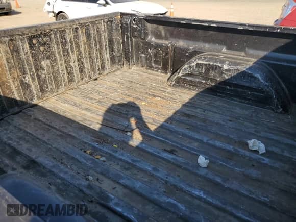 2004 Chevrolet Silverado 1500 LS z VIN 1GCEC14V74Z103166, wystawiony jako Copart lot #77694504 z przebiegiem 327 931 mil mil oraz Czysty tytuł • Clean title. Historia ofert i sprzedaży dostępna na DreamBid. Obrazek 10.