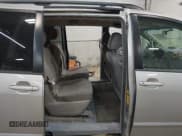 ✅ 2006 Toyota Sienna XLE Limited • VIN: 5TDBA22C16S056608 • Lot: 43685577. Wystawiony na IAAI z przebiegiem Nie podano. Bezpłatny archiwum sprzedaży aukcyjnych z USA i szczegółowy raport historii pojazdu na DreamBid. Zdjęcie 8.