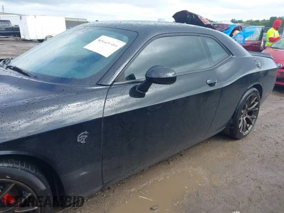 2016 Dodge Challenger SRT Hellcat z VIN 2C3CDZC92GH225238, wystawiony jako IAAI lot #43123789 z przebiegiem 9 055 mil mil oraz . Historia ofert i sprzedaży dostępna na DreamBid. Obrazek 14.