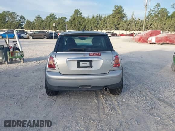 2008 MINI Hardtop с VIN WMWMF33588TT59838, выставлен на аукционе IAAI как лот 43367389 с пробегом 246 154 миль миль и . История ставок и продаж доступна на DreamBid. Изображение 17.