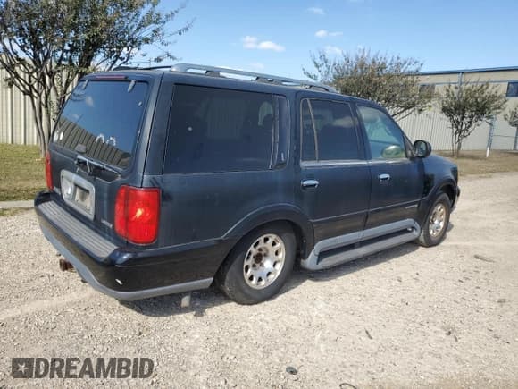 ✅ 1998 Lincoln Navigator • VIN: 5LMRU27L2WLJ49422 • Лот: 77028554. Опубликован ранее на Copart с пробегом 122 530 миль. Бесплатный доступ к архиву аукционных продаж из США и подробный отчёт об истории автомобиля на DreamBid. Изображение 3.