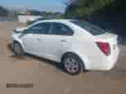 2015 Chevrolet Sonic LS z VIN 1G1JA5SG0F4118892, wystawiony jako IAAI lot #43427632 z przebiegiem 42 348 mil mil oraz . Historia ofert i sprzedaży dostępna na DreamBid. Obrazek 3.