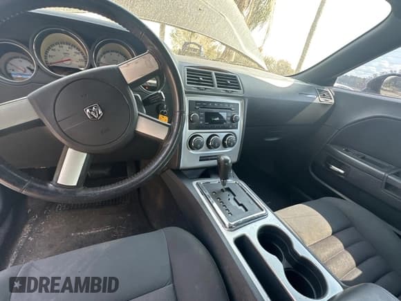 ✅ 2009 Dodge Challenger SE • VIN: 2B3LJ44V89H577103 • Lot: 45379355. Wystawiony na Copart z przebiegiem 172 791 mil. Bezpłatny archiwum sprzedaży aukcyjnych z USA i szczegółowy raport historii pojazdu na DreamBid. Zdjęcie 9.