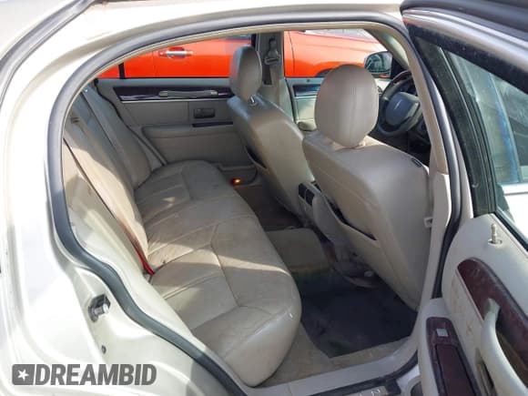 ✅ 2009 Lincoln Town Car Signature Limited • VIN: 2LNHM82V39X619538 • Lot: 43689688. Listed on IAAI with 196,708 mi. Free auction sales archive from the USA and detailed vehicle history report at DreamBid. Image 8.