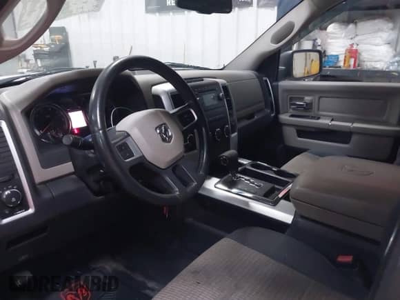 2010 Dodge 1500 Sport с VIN 1D7RV1CT8AS136330, выставлен на аукционе IAAI как лот 42013409 с пробегом 200 420 миль миль и . История ставок и продаж доступна на DreamBid. Изображение 19.