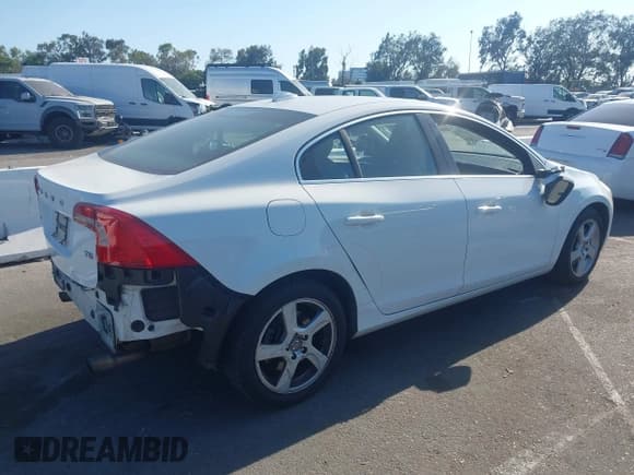 ✅ 2012 Volvo S60 T5 • VIN: YV1622FSXC2081732 • Lot: 43127850. Wystawiony na IAAI z przebiegiem 152 186 mil. Bezpłatny archiwum sprzedaży aukcyjnych z USA i szczegółowy raport historii pojazdu na DreamBid. Zdjęcie 4.