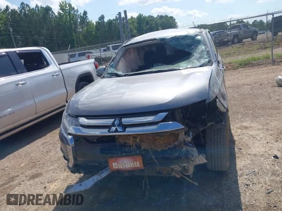 ✅ 2018 Mitsubishi Outlander SE • VIN: JA4AD3A30JJ005028 • Lot: 42613894. Listed on IAAI with 157,940 mi. Free auction sales archive from the USA and detailed vehicle history report at DreamBid. Image 13.