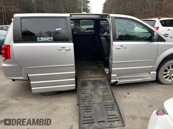 ✅ 2012 Dodge Grand Caravan R/T • VIN: 2C4RDGEG6CR254638 • Lot: 92864875. Wystawiony na Copart z przebiegiem 129 898 mil. Bezpłatny archiwum sprzedaży aukcyjnych z USA i szczegółowy raport historii pojazdu na DreamBid. Zdjęcie 7.