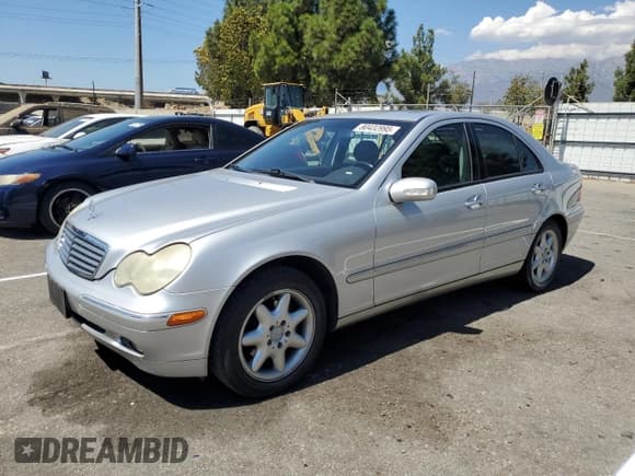 ✅ 2001 Mercedes-Benz C 230/260/280/320 • VIN: WDBRF61J41F099449 • Лот: 80432995. Опубликован ранее на Copart с пробегом Не указан. Бесплатный доступ к архиву аукционных продаж из США и подробный отчёт об истории автомобиля на DreamBid. Изображение 1.