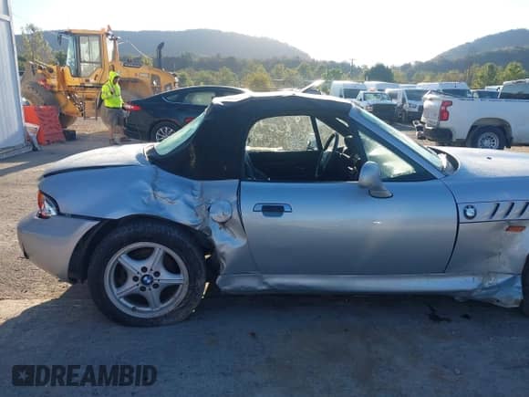 1998 BMW 3 Series Z3 1.9 with VIN 4USCH7330WLE10550, listed as a IAAI auction lot 43333873 with 84,380 mi miles and . Bid and sale history available at DreamBid. Image 6.