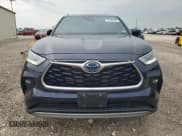 ✅ 2023 Toyota Highlander Hybrid Platinum • VIN: 5TDFARAH1PS523955 • Lot: 51680444. Wystawiony na Copart z przebiegiem 16 282 mil. Bezpłatny archiwum sprzedaży aukcyjnych z USA i szczegółowy raport historii pojazdu na DreamBid. Zdjęcie 5.