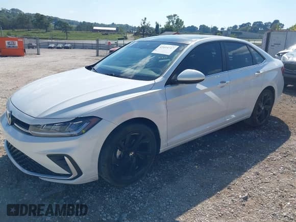 ✅ 2025 Volkswagen Jetta SE • VIN: 3VW7X7BU4SM061349 • Лот: 43414717. Опубликован ранее на IAAI с пробегом 5 026 миль. Бесплатный доступ к архиву аукционных продаж из США и подробный отчёт об истории автомобиля на DreamBid. Изображение 2.