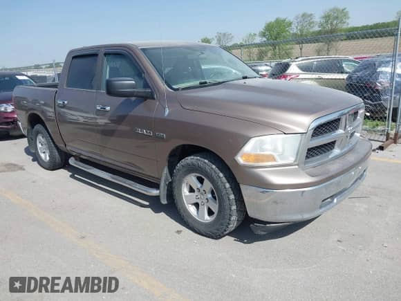 2010 Dodge 1500 ST z VIN 1D7RB1CT5AS247538, wystawiony jako IAAI lot #42264745 z przebiegiem 148 063 mil mil oraz . Historia ofert i sprzedaży dostępna na DreamBid. Obrazek 1.
