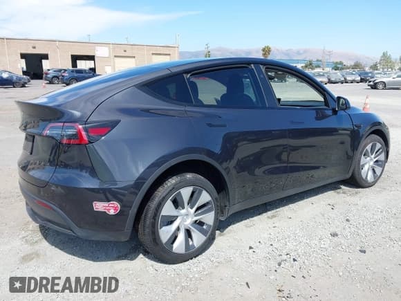 ✅ 2024 Tesla Model Y • VIN: 7SAYGDED2RF032628 • Lot: 42507569. Wystawiony na IAAI z przebiegiem 22 845 mil. Bezpłatny archiwum sprzedaży aukcyjnych z USA i szczegółowy raport historii pojazdu na DreamBid. Zdjęcie 4.