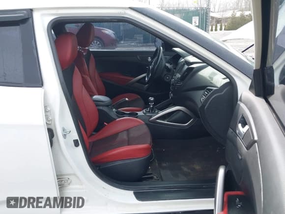 ✅ 2016 Hyundai Veloster Turbo • VIN: KMHTC6AE6GU275727 • Lot: 41743920. Wystawiony na IAAI z przebiegiem 94 893 mil. Bezpłatny archiwum sprzedaży aukcyjnych z USA i szczegółowy raport historii pojazdu na DreamBid. Zdjęcie 5.