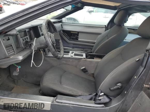 1986 Chevrolet Corvette z VIN 1G1YY0782G5120329, wystawiony jako Copart lot #84996684 z przebiegiem Nie podano mil oraz Czysty tytuł • Clean title. Historia ofert i sprzedaży dostępna na DreamBid. Obrazek 7.