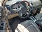 ✅ 2006 Chrysler 300 C • VIN: 2C3KA63H66H112904 • Lot: 56350555. Wystawiony na Copart z przebiegiem 100 530 mil. Bezpłatny archiwum sprzedaży aukcyjnych z USA i szczegółowy raport historii pojazdu na DreamBid. Zdjęcie 8.