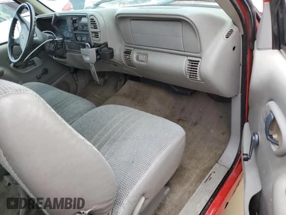 ✅ 1997 Chevrolet Silverado 1500 • VIN: 1GCEC19M5VE174925 • Lot: 55089105. Wystawiony na Copart z przebiegiem 213 318 mil. Bezpłatny archiwum sprzedaży aukcyjnych z USA i szczegółowy raport historii pojazdu na DreamBid. Zdjęcie 10.