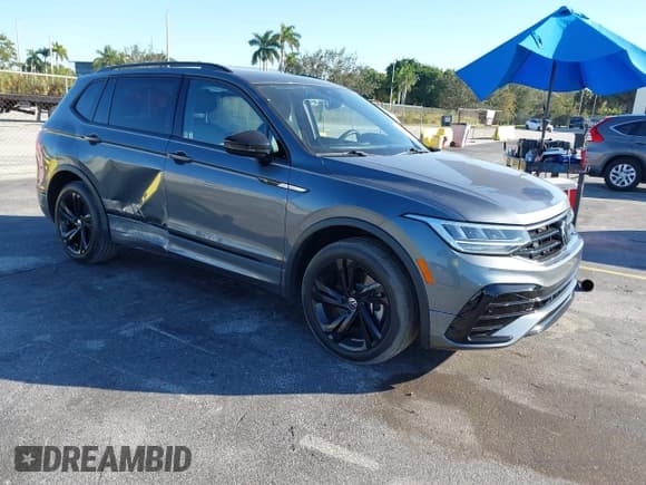 ✅ 2023 Volkswagen Tiguan SE R-Line Black • VIN: 3VV8B7AXXPM135092 • Лот: 43730825. Опубликован ранее на IAAI с пробегом 28 122 миль. Бесплатный доступ к архиву аукционных продаж из США и подробный отчёт об истории автомобиля на DreamBid. Изображение 1.