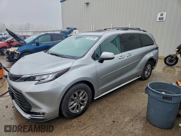 ✅ 2022 Toyota Sienna XLE • VIN: 5TDYRKEC6NS096728 • Lot: 94351285. Listed on Copart with 151,933 mi. Free auction sales archive from the USA and detailed vehicle history report at DreamBid. Image 1.