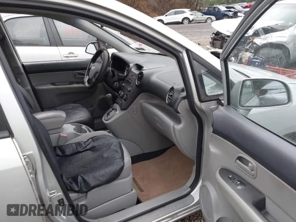 ✅ 2008 Kia Rondo LX • VIN: KNAFG526287137946 • Lot: 42642168. Wystawiony na IAAI z przebiegiem 81 278 mil. Bezpłatny archiwum sprzedaży aukcyjnych z USA i szczegółowy raport historii pojazdu na DreamBid. Zdjęcie 5.