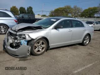 ✅ 2010 Chevrolet Malibu 1LS • VIN: 1G1ZB5EB7A4106487 • Lot: 82497615. Wystawiony na Copart z przebiegiem 64 486 mil. Bezpłatny archiwum sprzedaży aukcyjnych z USA i szczegółowy raport historii pojazdu na DreamBid. Zdjęcie 1.