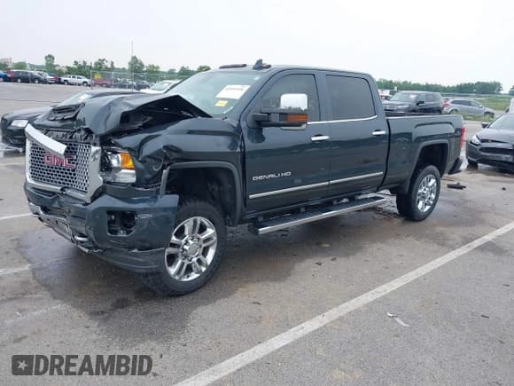 ✅ 2017 GMC Sierra 2500HD Denali • VIN: 1GT12UEY9HF107061 • Лот: 42492536. Опубликован ранее на IAAI с пробегом 180 148 миль. Бесплатный доступ к архиву аукционных продаж из США и подробный отчёт об истории автомобиля на DreamBid. Изображение 2.