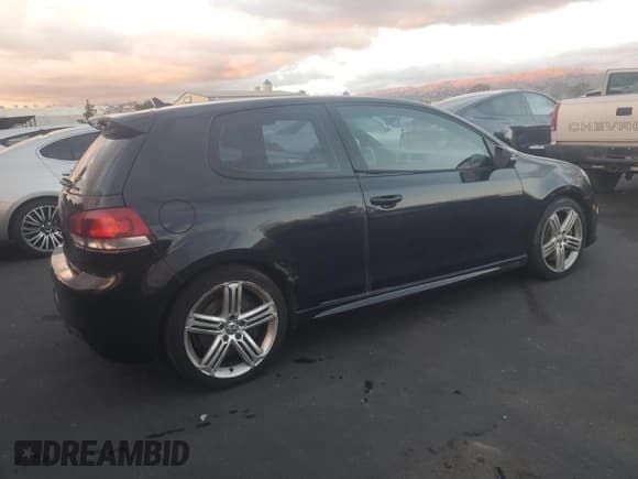 ✅ 2013 Volkswagen Golf R w/Sunroof & Navi • VIN: WVWRF7AJXDW076124 • Lot: 90798845. Wystawiony na Copart z przebiegiem 122 605 mil. Bezpłatny archiwum sprzedaży aukcyjnych z USA i szczegółowy raport historii pojazdu na DreamBid. Zdjęcie 3.