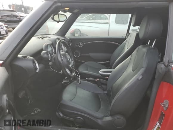 ✅ 2010 MINI Convertible • VIN: WMWMR3C56ATU97164 • Lot: 83908904. Wystawiony na Copart z przebiegiem 153 936 mil. Bezpłatny archiwum sprzedaży aukcyjnych z USA i szczegółowy raport historii pojazdu na DreamBid. Zdjęcie 7.