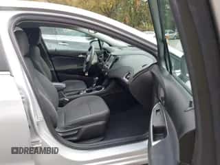 2019 Chevrolet Cruze LT с VIN 1G1BE5SMXK7130670, выставлен на аукционе IAAI как лот 43435421 с пробегом 110 472 миль миль и . История ставок и продаж доступна на DreamBid. Изображение 5.