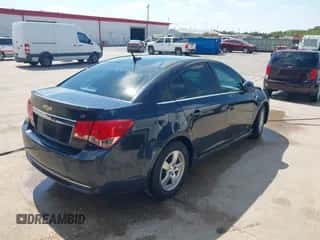 2014 Chevrolet Cruze 1LT z VIN 1G1PC5SB2E7173298, wystawiony jako IAAI lot #43295214 z przebiegiem 136 589 mil mil oraz . Historia ofert i sprzedaży dostępna na DreamBid. Obrazek 4.